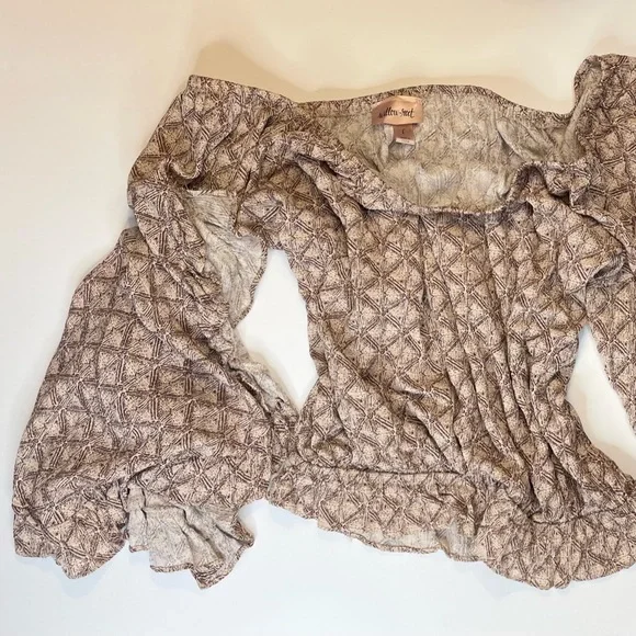 Cropped casual top with large flowing sleeve - Picture 3 of 4